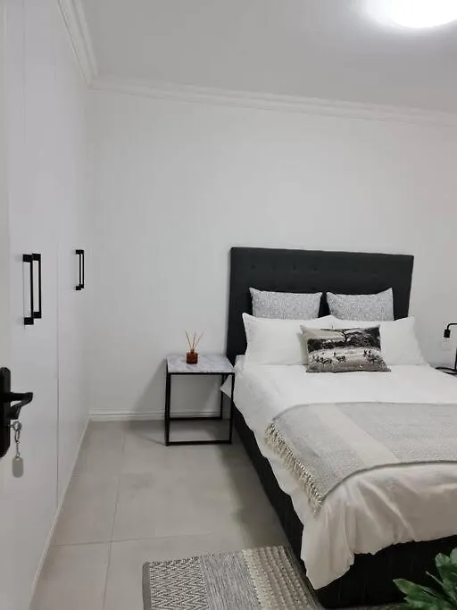 Apartment Cozy 2 Bedroom Apt - Near Kenilworth Racecourse Cape Town