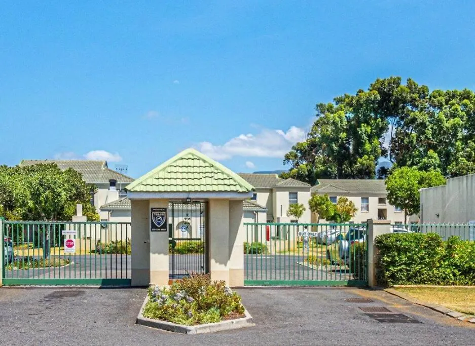 Cozy 2 Bedroom Apt - Near Kenilworth Racecourse Cape Town South Africa