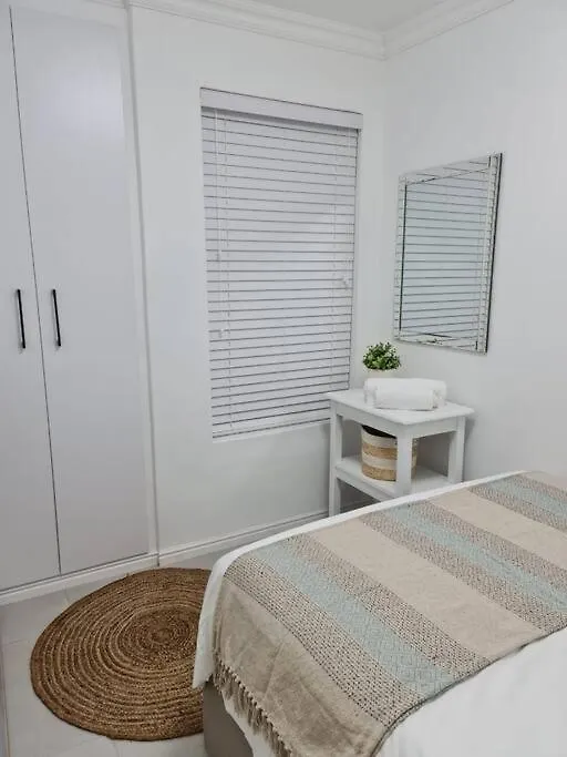 Cozy 2 Bedroom Apt - Near Kenilworth Racecourse Cape Town Apartment
