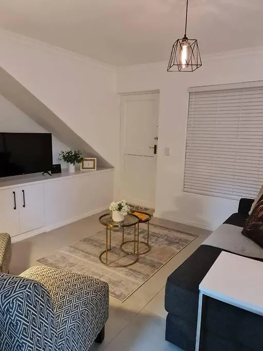 Cozy 2 Bedroom Apt - Near Kenilworth Racecourse Cape Town South Africa
