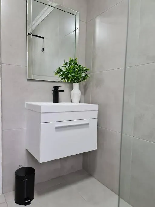Cozy 2 Bedroom Apt - Near Kenilworth Racecourse Cape Town 0*,  South Africa