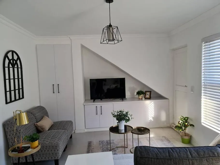 Cozy 2 Bedroom Apt - Near Kenilworth Racecourse Cape Town Apartment
