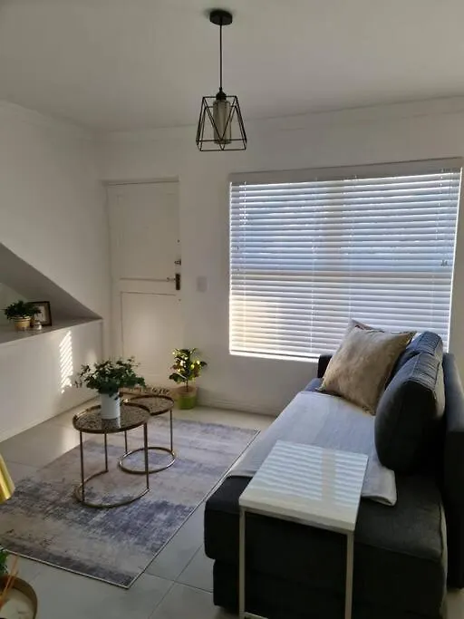 Cozy 2 Bedroom Apt - Near Kenilworth Racecourse Le Cap