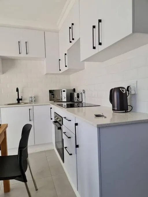 Cozy 2 Bedroom Apt - Near Kenilworth Racecourse Le Cap